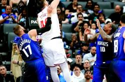 英雄联盟总决赛2025-快船队击败对手，球迷赞扬不断