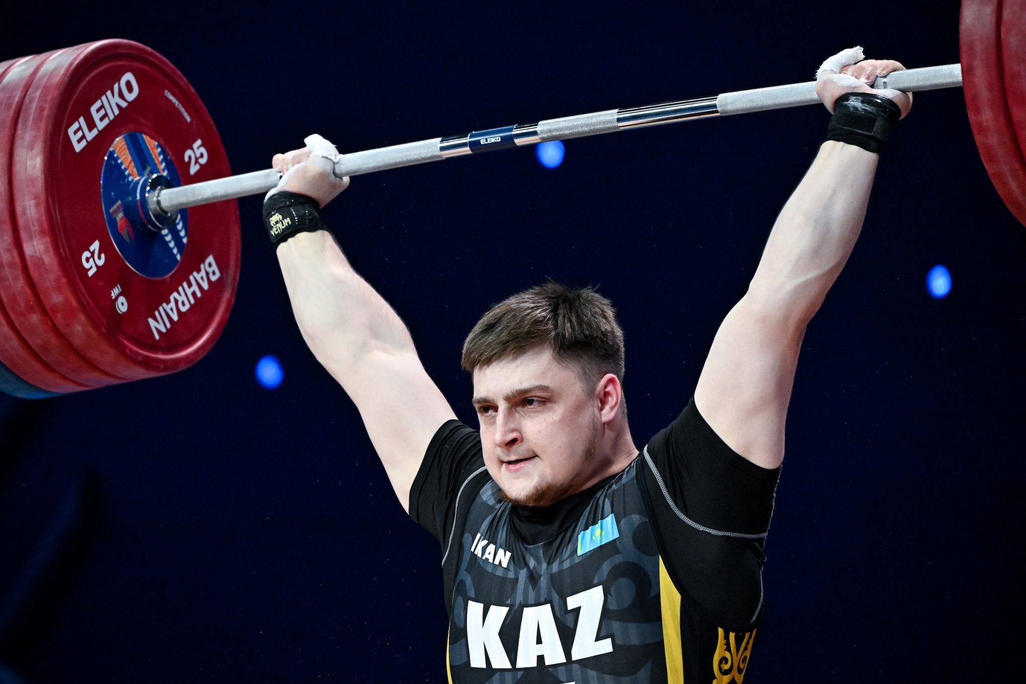 波兰举重选手力压强敌，夺魁