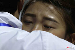 韩国夺得银牌，队员激动落泪