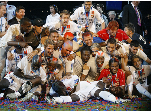 里昂队在法国足球联赛中居首迎来胜利 里昂队在法国足球联赛中居首迎来胜利