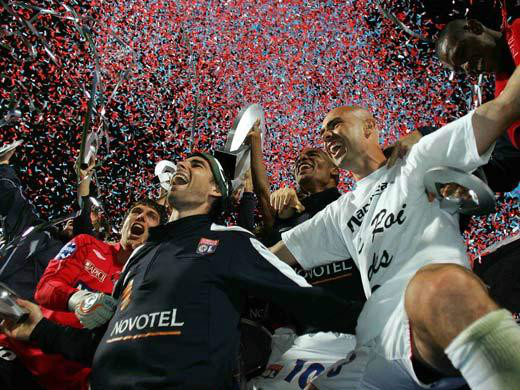 里昂队在法国足球联赛中居首迎来胜利 里昂队在法国足球联赛中居首迎来胜利