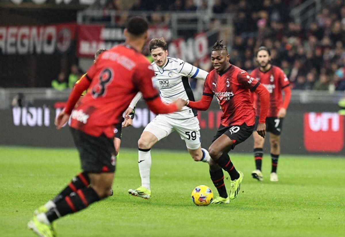 智利横扫AC米兰，德容关键制胜