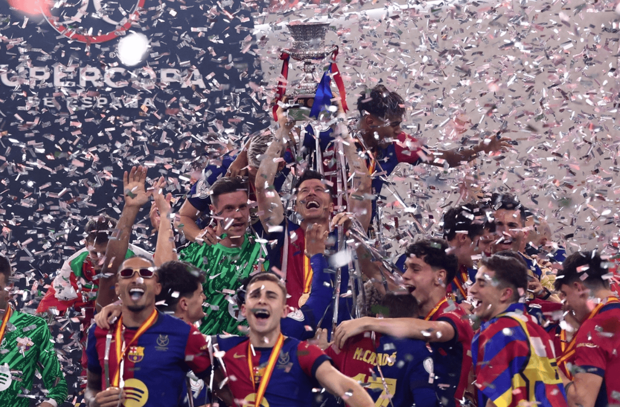 那不勒斯重返联赛争冠行列,球迷欢呼不止的简单介绍 那不勒斯重返联赛争冠行列,球迷欢呼不止的简单介绍