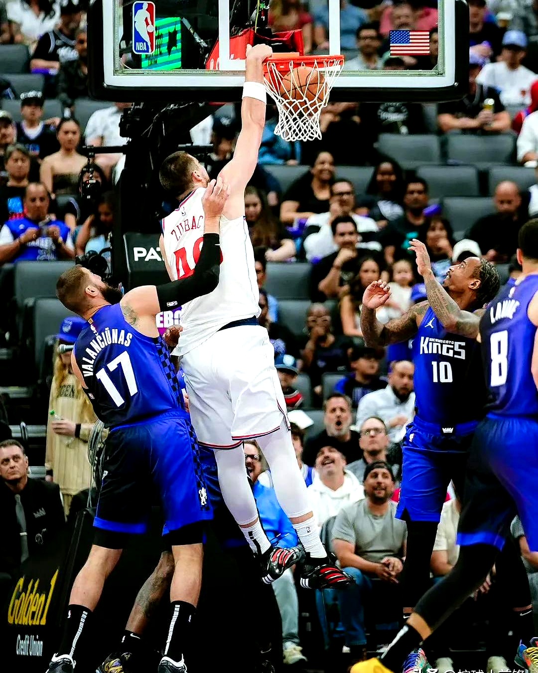 快船队击败对手,球迷赞扬不断 快船队击败对手,球迷赞扬不断