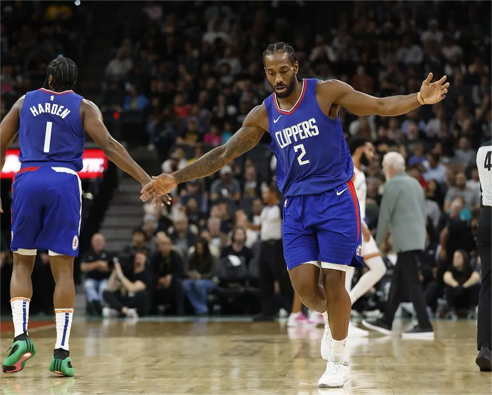 快船队击败对手,球迷赞扬不断 快船队击败对手,球迷赞扬不断