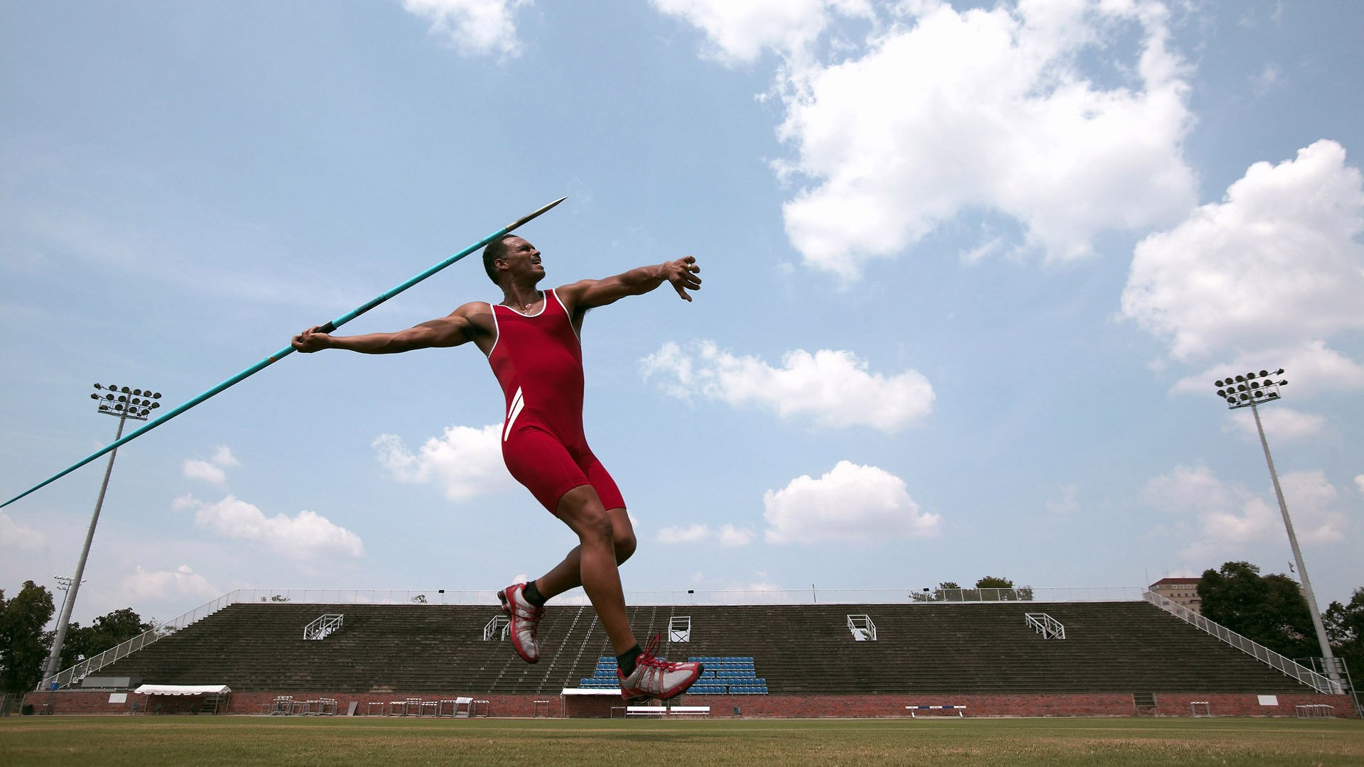 太阳用霍勒迪焊死胜利，当沉默的持球手亮出致命獠牙