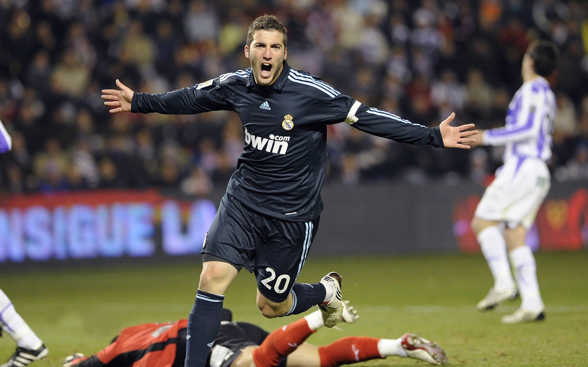 传奇之夜，卢卡库教科书式演绎，如何单枪匹马撕裂高卢铁壁？